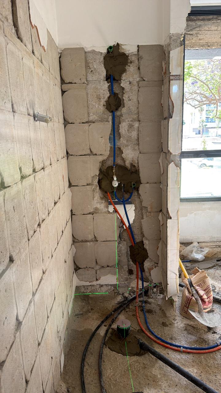 עבודות איטור נזילות ופתיחת קיר לאיתור צנרת